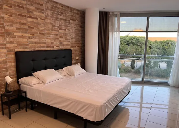 Fira Gran Via 2 - Private Rooms In A Shared Apartment - Habitaciones Privadas En Apartamento Compartido