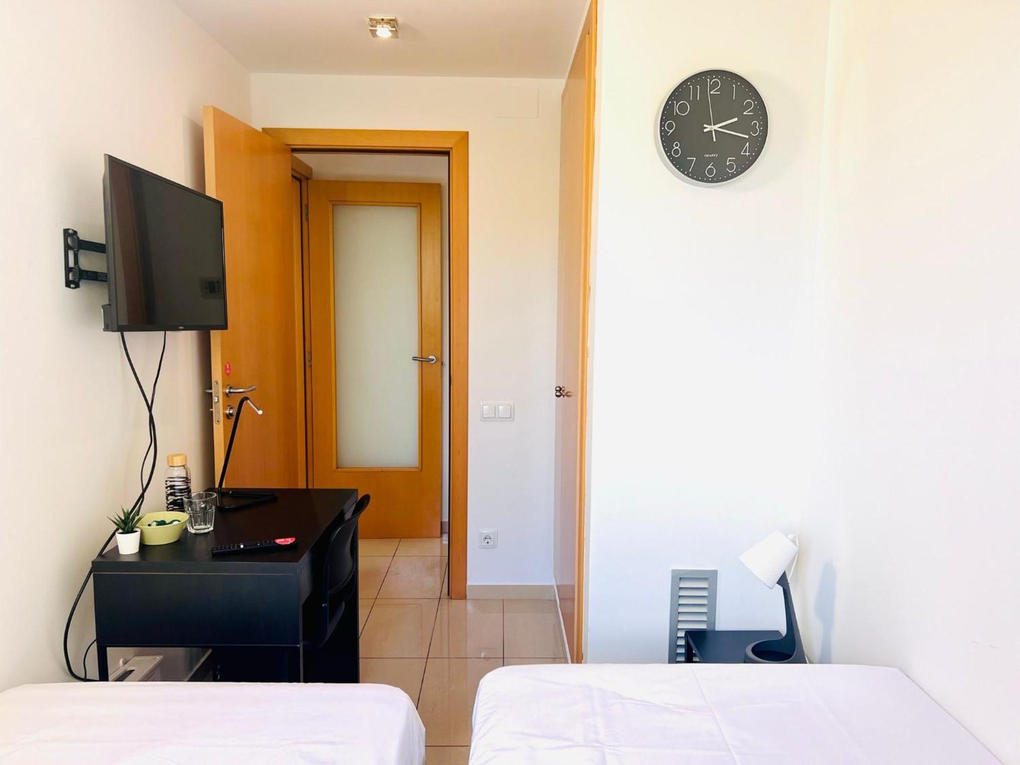 Campsite Fira Gran Via 2 - Private In A Shared - Privadas En Compartido *