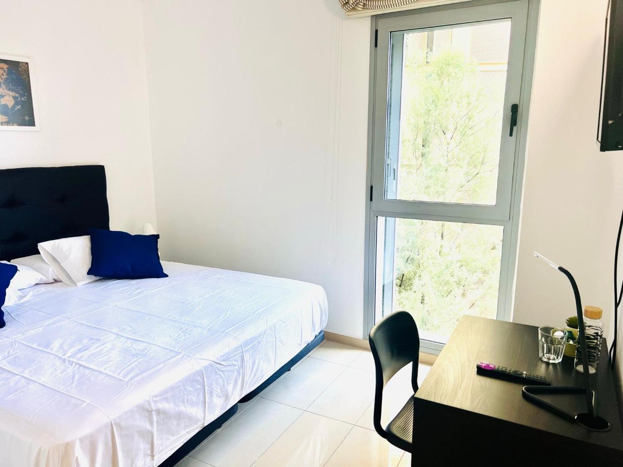 Campsite Fira Gran Via 2 - Private In A Shared - Privadas En Compartido *
