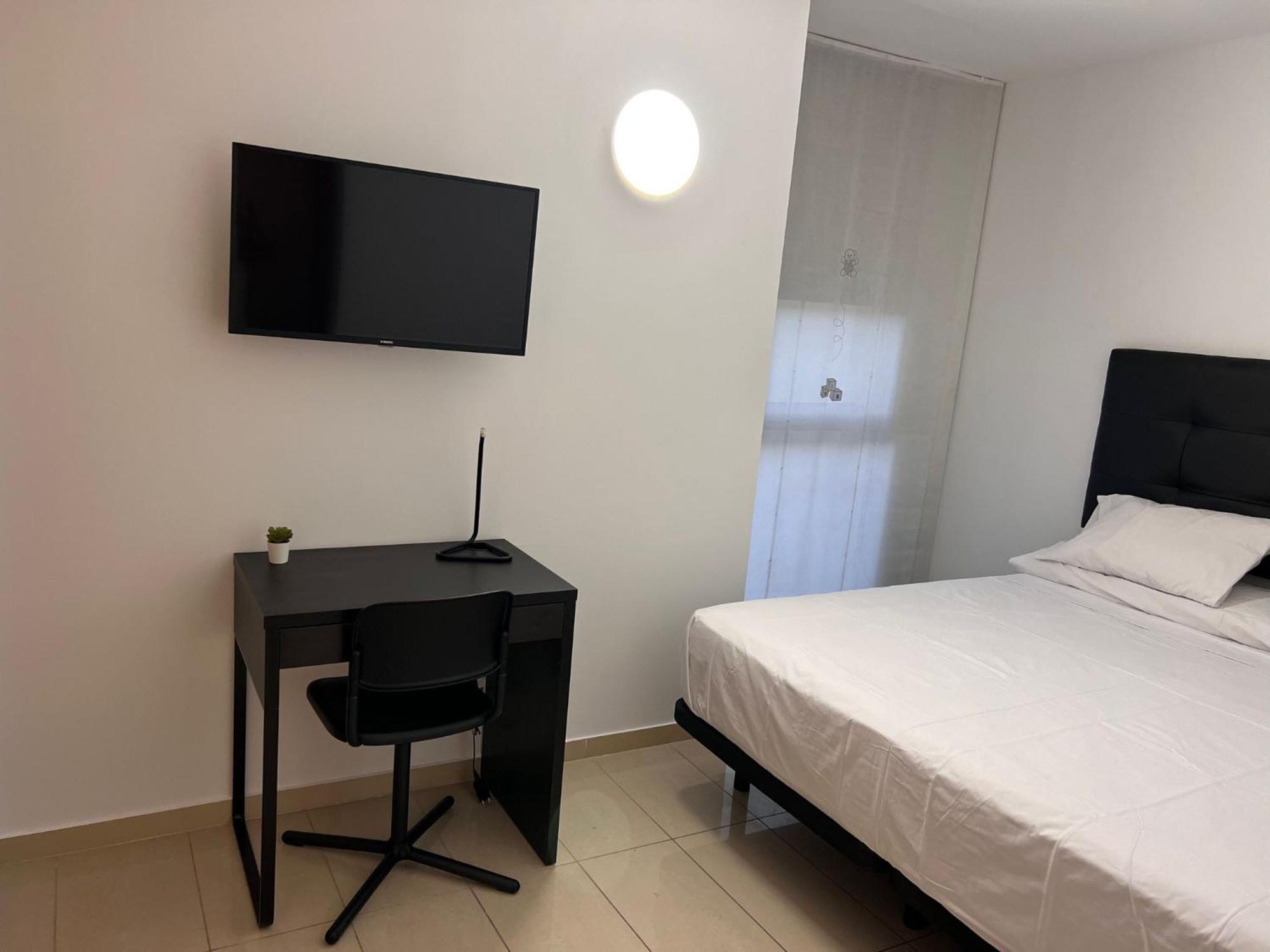 Kemping Fira Gran Via 2 - Private In A Shared - Privadas En Compartido L’Hospitalet de Llobregat