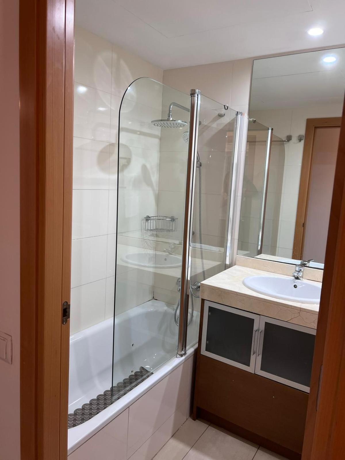 Fira Gran Via 2 - Private In A Shared - Privadas En Compartido * L’Hospitalet de Llobregat